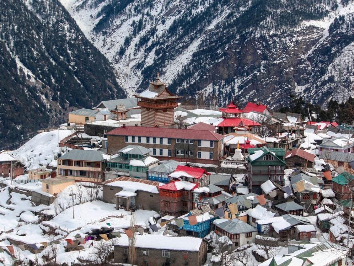 Rooftops-of-homes-in-Kalpa-village-covered-with-snow